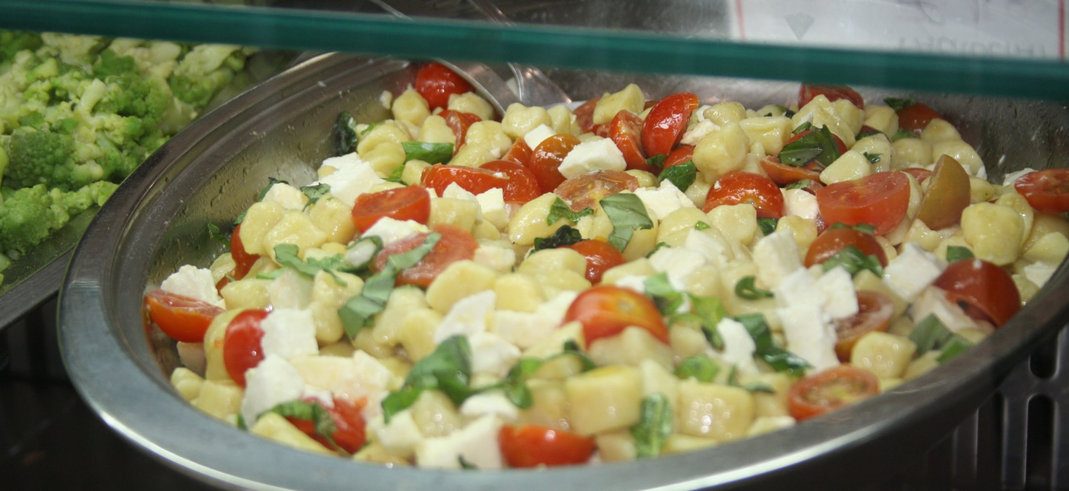 Gnocchetti fatti in casa mozzarella, pachino e basilico